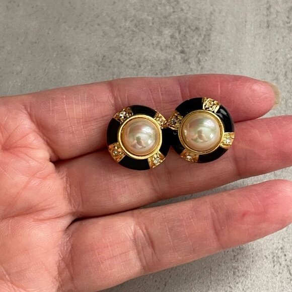 Vintage 90s Roman Black Enamel Mabe Faux Pearl Circle Dome Pierced Earrings - Picture 3 of 7